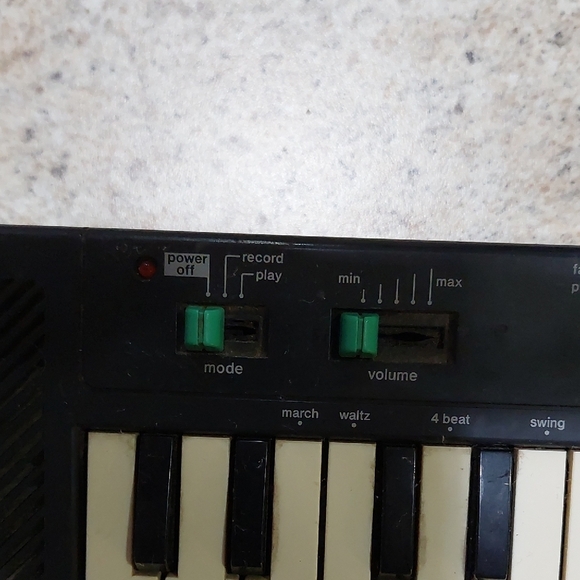 Casio PT-10 Keyboard with Black and White Keys - Picture 8 of 14